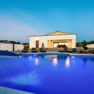 Villa Mary With Pool And Sauna, Near The Town Nin, Privlaka (Zadar)